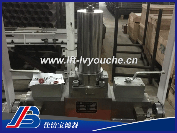 GFG-IV型高壓反沖洗過濾站： GFG-IV型高壓反沖洗過濾站是我公司結(jié)合乳化液泵站的布置特點(diǎn)及煤礦實(shí)際工況，研制開發(fā)的一種高壓、大流量的過濾裝置。它可以安全、快速、可靠的對乳化液泵輸出的高壓大流量液體進(jìn)行精密過濾，從而大大降低了綜采工作面支架液壓系統(tǒng)及其它系統(tǒng)的故障率。該反沖洗過濾裝置具有定時自動清洗濾芯、濾芯污染度檢測超標(biāo)時自動清洗濾芯及手控清洗濾芯功能。并能在不影響正常供液、無需解體的情況下對過濾裝置的濾芯進(jìn)行反向清洗，清洗下來的污物通過專用通道排出。反沖洗過濾裝置的使用，大大降低了綜采工作面液壓支架因活塞桿拉傷、閥芯卡死而引起的故障，提高了用液設(shè)備的可靠性。同時解決了因?yàn)V芯堵塞需更換濾芯的難題。   應(yīng)用范圍： GFG-IV型高壓反沖洗過濾站是為適應(yīng)我國煤炭生產(chǎn)向高產(chǎn)高效方向發(fā)展的需要而設(shè)計，主要用于對煤礦井下乳化液泵站輸出的高壓大流量液體的過濾，向液壓支架提供清潔的動力源。也可用于地面及其它液壓設(shè)備。  技術(shù)參數(shù)： 公稱流量：1260 L/min 公稱壓力：40 MPa 工作介質(zhì)：乳化液或水 過濾精度：30 μm  新鄉(xiāng)市佳潔寶濾器廠家主打產(chǎn)品類型： 1、高精度濾油車：LYC-B高精度濾油車(三級高精度濾油機(jī)） 2、便移式濾油車：LYC-A便移式濾油車、LUC精細(xì)濾油車、LUCD精細(xì)濾油車 3、便攜式濾油車：BLYJ便攜式濾油車、手提式濾油車 4、箱式移動濾油車：LYC-C濾油車 5、其他濾油車：賀德克濾油車、PALL頗爾濾油車 6、除塵器：自潔式空氣過濾器、濾筒除塵器、濾袋除塵器、焊煙凈化器、脈沖除塵器、UV光氧、活性炭吸附箱、濾筒、空氣濾芯、濾袋。 7、全自動自清洗過濾器：立式自清洗過濾器、臥式自清洗過濾器、直角式自清洗過濾器 8、精密過濾器：保安過濾器、袋式過濾器 9、油過濾器：YPM中高壓管路過濾器、YPH高壓過濾器、PHB高壓管路過濾器、PMA中壓管路過濾器、PLA低壓過濾器 10、水濾芯：大流量水濾芯（3M派克頗爾大通量濾芯）、PP熔噴濾芯、線繞濾芯、折疊濾芯、 11、液壓附件系列有：液壓空氣濾清器、液位液溫計、棒式磁性過濾器、冷卻器、濾片 新鄉(xiāng)佳潔寶濾油車主要應(yīng)用在電力、冶金、紡織、機(jī)械加工、航空、制藥、鋼廠等行業(yè)中。 歡迎您登陸我們網(wǎng)站：http://www.crowd-funding.com.cn    進(jìn)行相關(guān)查詢！咨詢熱線，小崔13273734986（微信同步）。