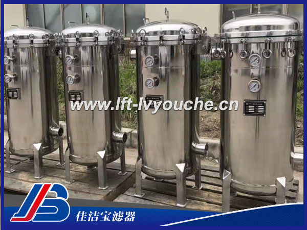 新鄉(xiāng)保安過濾器： 保安過濾器是佳潔寶濾器生產(chǎn)的一款水過濾器，保安過濾器主要分為卡箍式結(jié)構(gòu)、法蘭式結(jié)構(gòu)類型，訂貨時(shí)候請說明您要求；公司生產(chǎn)的水過濾器主要有自清洗過濾器、保安過濾器、淺層砂過濾器、袋式過濾器、精密過濾器、多介質(zhì)過濾器、多柱式過濾器、反沖洗過濾器；保安過濾器可以分為卡箍式和法蘭式，里邊裝的濾芯可以裝的是保安過濾器濾芯、PP熔噴濾芯、折疊濾芯、線繞濾芯等，更換濾芯時(shí)候，打開上蓋取出濾芯。    保安過濾器技術(shù)參數(shù)： 設(shè)計(jì)壓力：0.75—1.6Mpa   設(shè)計(jì)溫度：20℃~120℃   密封型式：O型圈及平墊   密封材質(zhì)：丁腈橡膠、硅膠、氟橡膠標(biāo)，標(biāo)準(zhǔn)配置為硅膠密封   接口形式：牙口、卡箍、GB、HG、DIN、ANSI、JIS標(biāo)準(zhǔn)法蘭   適用濾芯：平口及222和226插口濾芯   表面處理：亞光噴珠、鏡面拋光，電解拋光   過濾精度：1μm--100μm-  品牌：佳潔寶  材 質(zhì): SUS304 316L   貨期：現(xiàn)貨  保安過濾器用途： 佳潔寶濾器生產(chǎn)的保安過濾器又稱為精密過濾器，一般設(shè)置在壓力容器之前，以去除濁度1度以上的細(xì)小微粒，來滿足后續(xù)工序?qū)M(jìn)水的要求；有時(shí)也設(shè)置在整個(gè)水處理系統(tǒng)的末端，防止細(xì)小微粒（如破碎的樹脂）進(jìn)入成品水，能有效除去液體中的懸浮物、鐵銹等。   保安過濾器特點(diǎn)： 可承受較高的過濾壓力。   獨(dú)特的深層網(wǎng)孔結(jié)構(gòu)使濾芯有較高的容渣負(fù)荷能力。   濾芯可用多種材質(zhì)制作,以適應(yīng)各種流體過濾的需要。   外形體積小,過濾面積大,阻力小,使用壽命長   保安過濾器注意事項(xiàng)： 保安過濾器的進(jìn)出水需設(shè)置壓力表，當(dāng)運(yùn)行時(shí)進(jìn)出水壓差達(dá)到極限值時(shí)，應(yīng)及時(shí)更換濾芯。由于濾芯的清洗恢復(fù)效率較低，所以最好使用一次性濾芯。   保安過濾器安裝方法： 1.將包裝拆開，分類放好   2.將濾芯裝好   3.將濾芯固定到過濾罐中   4.固定好罐蓋，上好排氣閥。   佳潔寶濾器推薦：DN150反沖洗排污過濾器  袋式過濾器  全自動(dòng)自清洗過濾器